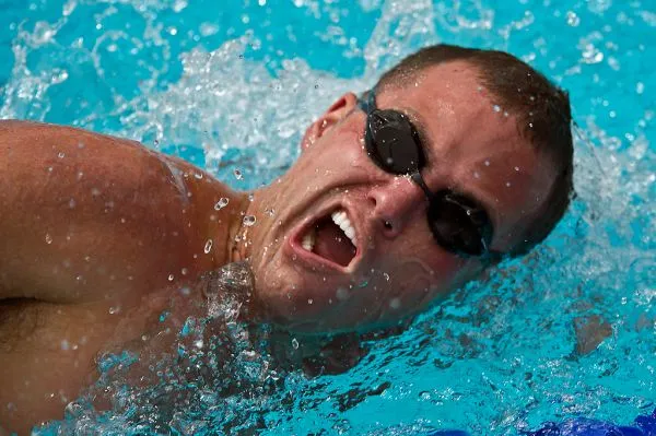 Nageur en crawl avec lunettes de natation dans un bassin