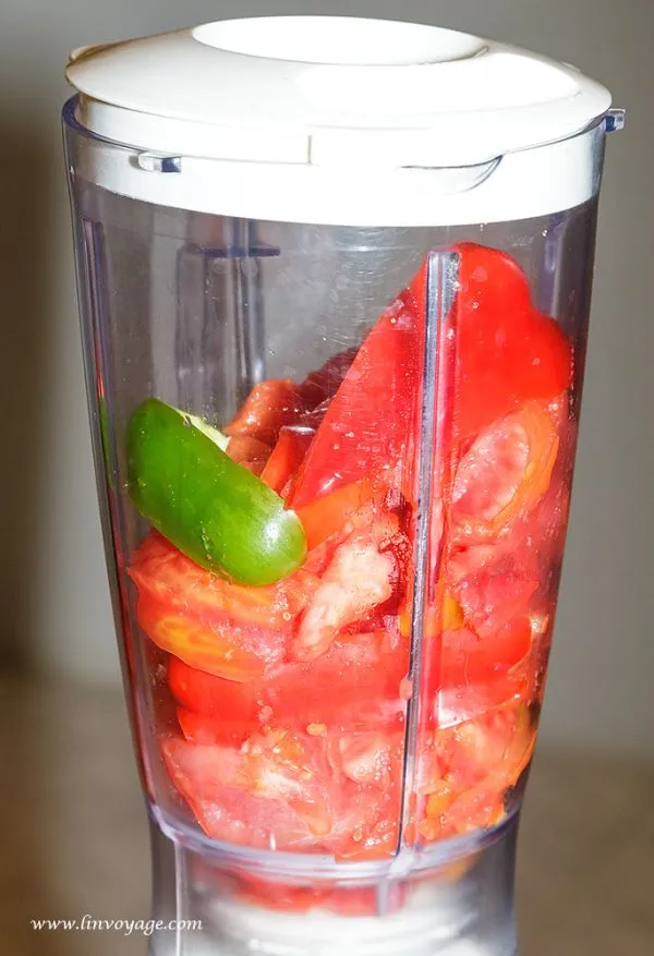 Verre de gaspacho, soupe froide de tomate et concombre