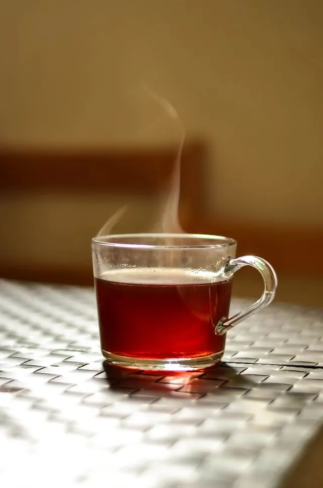 Est-il dangereux de boire trop de thé ?