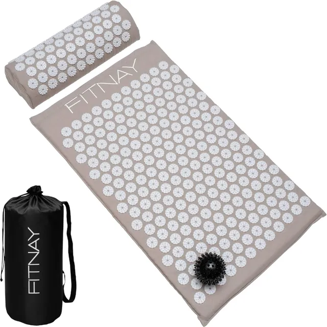 Un tapis d'acupression a picots avec son coussin, une balle a picots et un sac de transport